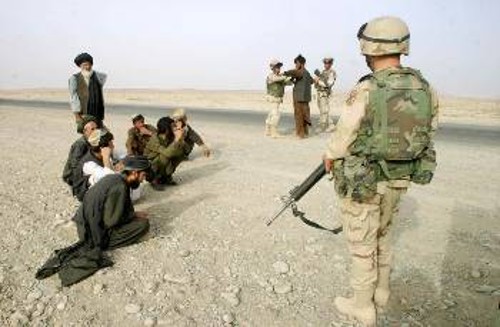 Κατοχικές ΝΑΤΟικές δυνάμεις έχουν συλλάβει κάποιους στα σύνορα Αφγανιστάν - Πακιστάν