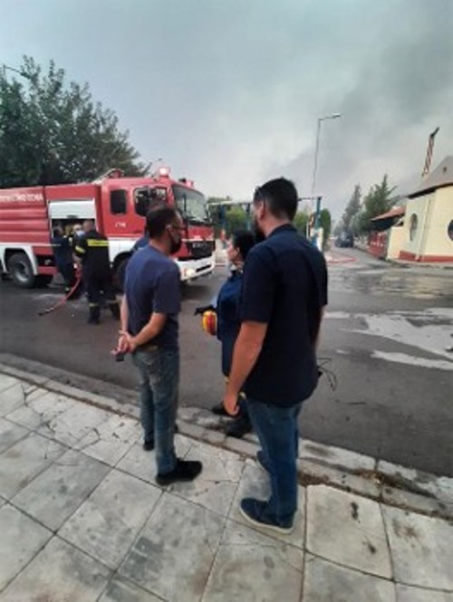 Ο Γ. Γκιόκας με τους πυροσβέστες