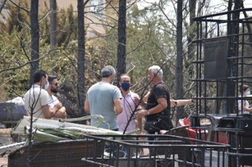 Ο Γ. Γκιόκας με κατοίκους στις Αδάμες
