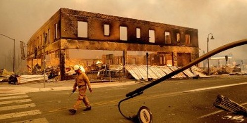 Το Γκρίνβιλ, μία πόλη που είχαν φτιάξει χρυσοθήρες το 1880, έγινε παρανάλωμα του πυρός από την τεράστια πυρκαγιά «Ντίξι»