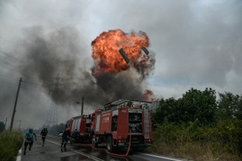 Συνεχείς εκρήξεις από τη φωτιά σε βιομηχανικές εγκαταστάσεις