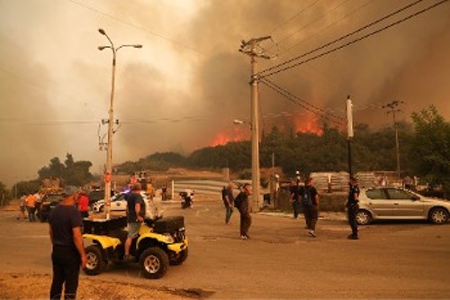 Η φωτιά που καίει το Ορος Πατέρα έξω από τα Βίλια