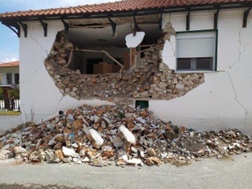 Μήνες μετά από τον σεισμό τα μπάζα ακόμα δεν έχουν μαζευτεί