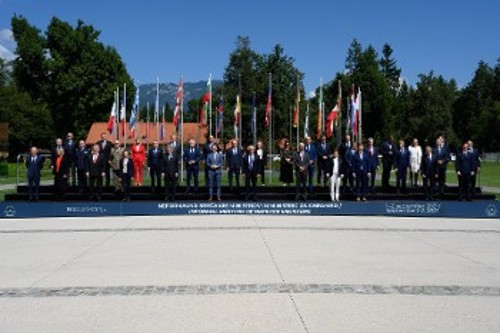 Την ικανότητα της ΕΕ να προστατεύει τα ευρωενωσιακά μονοπώλια συζήτησαν οι υπουργοί Αμυνας (φωτ.)