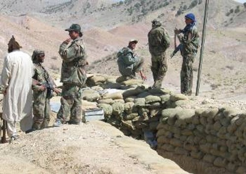 Η αλληλοσφαγή των «συμμάχων» των ΗΠΑ ξαναρχίζει, εντείνοντας την «ανασφάλεια» και θέτοντας προβλήματα στις επιχειρήσεις «κατά των Ταλιμπάν και της Αλ Κάιντα» (φωτό)