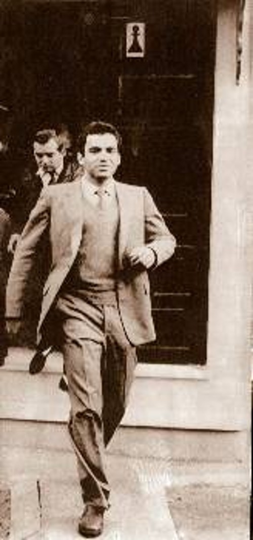 1985. Ο Γκάρι Κασπάροβ τη στιγμή όπου μετά από έναν σκακιστικό «Μαραθώνιο» περίπου δύο χρόνων έχει νικήσει τον Αν. Κάρποβ και έχει κατακτήσει τον παγκόσμιο τίτλο!