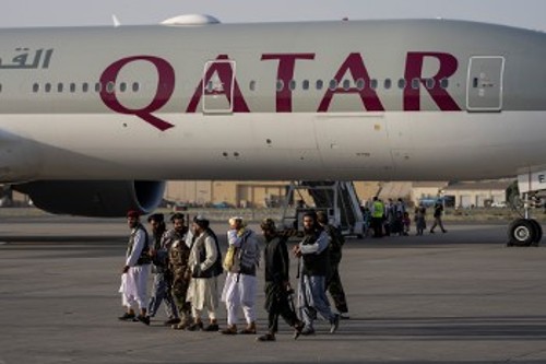 «Ευελιξία» και «επαγγελματισμό» απέδωσαν επισήμως στους Ταλιμπάν οι ΗΠΑ, μετά από πτήση που μετέφερε πάνω από 100 ανθρώπους στο Κατάρ (φωτ. Ταλιμπάν στο αεροδρόμιο της Καμπούλ)