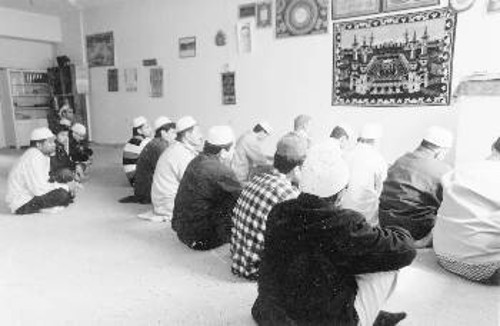 Οι «Ράμπο» της Ελληνικής Αστυνομίας εισβάλλουν για ελέγχους και σε θρησκευτικούς χώρους των μεταναστών