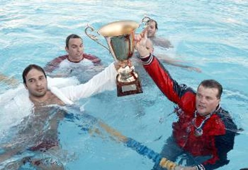 Θωμάκος και Τζούχο πανηγυρίζουν με το τρόπαιο