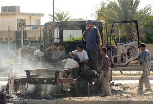 Συντρίμμια φορτηγού των κατοχικών που συμμετείχε σε αυτοκινητοπομπή από τη Βαγδάτη στη Φαλούτζα και κτυπήθηκε από την ιρακινή αντίσταση
