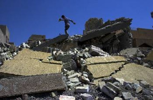 Στα ερείπια του σπιτιού ενός συνεργάτη των κατοχικών δυνάμεων στη Σαμάρα που κατέστρεψε η ιρακινή αντίσταση