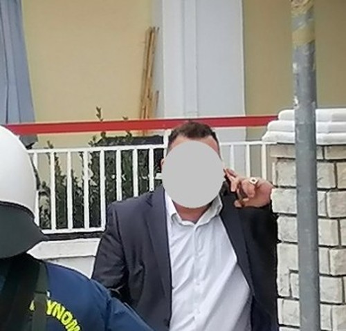 Ενας από τους συντονιστές των επιθέσεων καθοδηγεί μπροστά στα μάτια της αστυνομίας
