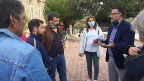 Ο βουλευτής του ΚΚΕ με τους πληγέντες κατοίκους