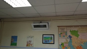 ...και αερίζονται από μικρά παράθυρα ή φεγγίτες