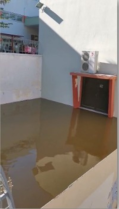 Το πλημμυρισμένο με λύματα προαύλιο