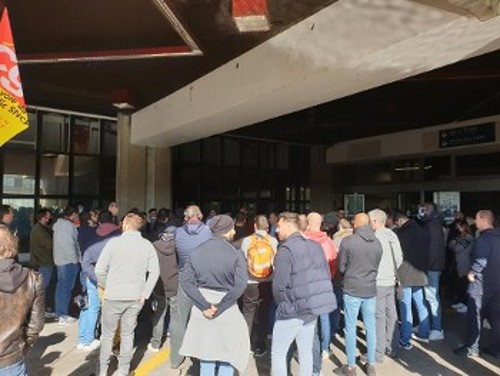 Στις Βερσαλλίες, σιδηροδρομικοί προχώρησαν σε συνελεύσεις (φωτ.) για την περαιτέρω οργάνωση του αγώνα