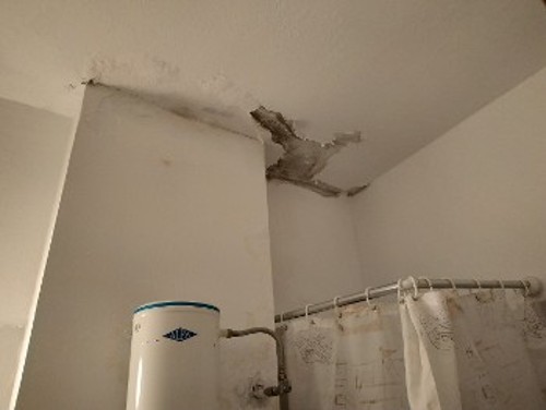 Ξεφλουδισμένοι από την υγρασία τοίχοι στα μπάνια