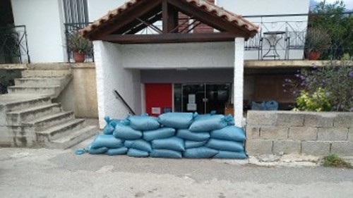 Οι κάτοικοι οχυρώνονται μόνοι τους