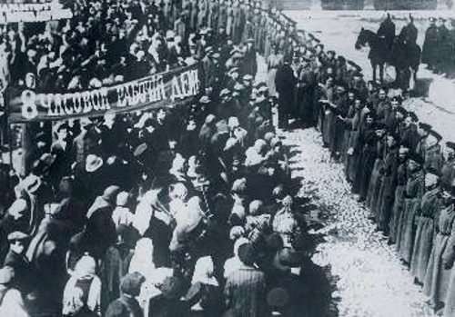 Εργατική διαδήλωση στην Πετρούπολη τις μέρες της Επανάστασης του Φλεβάρη του 1917. Το πανό γράφει «8ωρη εργατική μέρα»