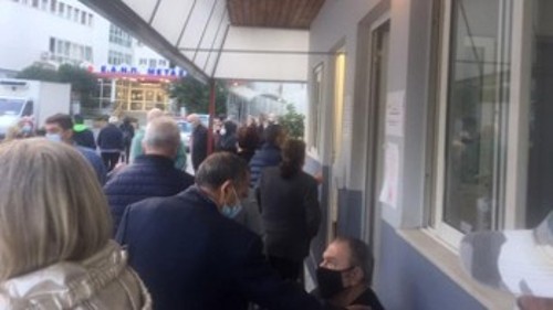 Νοσοκομείο «Μεταξά»: Ωρες αναμονής και ταλαιπωρίας στις εισόδους