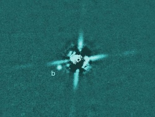 Το φωτεινό σημάδι δίπλα στο γράμμα b είναι ο νεοσχηματισμένος εξωπλανήτης 2M0437b, στον αστερισμό του Ταύρου. Το φως από το άστρο σε αυτήν τη φωτογραφία στο υπέρυθρο τμήμα του φάσματος, καλύφθηκε με έναν σκούρο κύκλο, ώστε να μπορέσει να γίνει διακριτός ο εξωπλανήτης