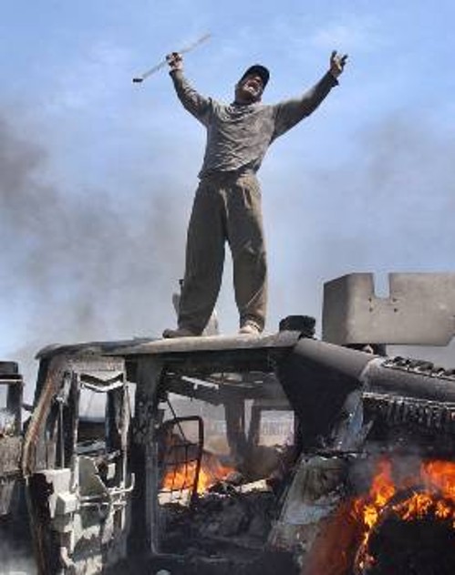 Ιρακινός πανηγυρίζει για την καταστροφή κατοχικού οχήματος στη Βαγδάτη