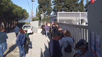 Απεργιακή κινητοποίηση στην πύλη της εταιρείας