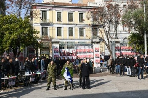 Νέοι στρατευμένοι αποτίουν φόρο τιμής