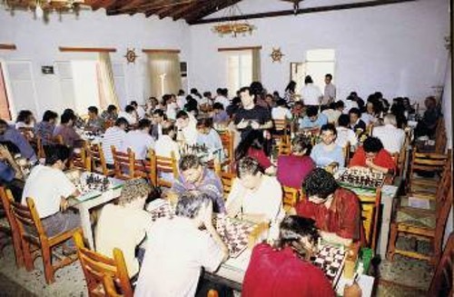 Μεγάλη ανάπτυξη γνώρισε το σκάκι σε όλη την Ελλάδα από την πολύχρονη διεξαγωγή του Διεθνούς Τουρνουά «Ικαρος». Η φωτό από παλιότερη διοργάνωση στον Αγιο Κήρυκο