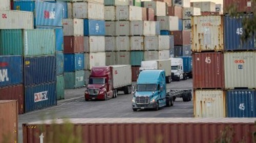 Τα εμπορευματοκιβώτια έχουν «πλημμυρίσει» τα μεγαλύτερα λιμάνια των ΗΠΑ, προκαλώντας «έμφραγμα» στην εφοδιαστική αλυσίδα