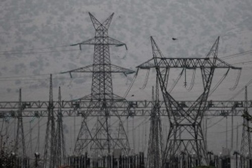 Δεκάδες εκατομμύρια νοικοκυριά σε όλη την Ευρώπη αδυνατούν να καλύψουν τις ανάγκες τους σε ηλεκτρικό ρεύμα και έχουν χρέη στις εταιρείες ηλεκτρισμού