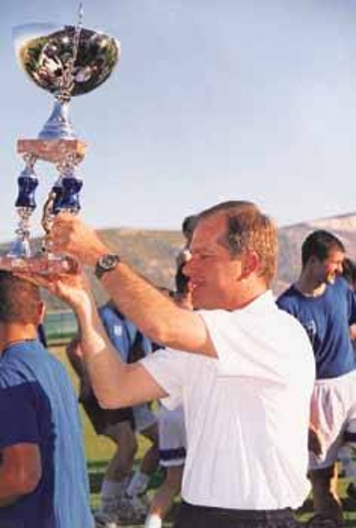 Ο προπονητής του Ακράτητου, Στάθης Σταθόπουλος, με το κύπελλο του πρωταθλητή
