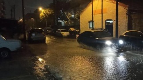 Σε ποτάμια μετατράπηκαν οι δρόμοι και πάλι στο Μοσχάτο