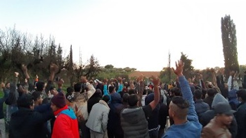 Από τη μαζική συνέλευση των εργατών