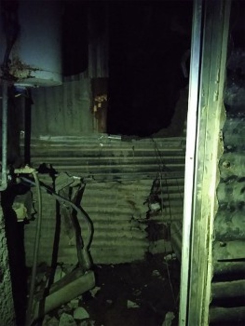 Η παράγκα όπου προσπαθούσε να επιβιώσει η οικογένεια των Ινδών εργατών, δίπλα στον χώρο του εργοστασίου