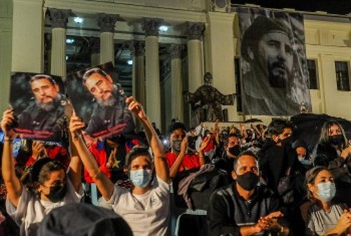 Φοιτητές στη μεγάλη πολιτιστική εκδήλωση μπροστά από το Πανεπιστήμιο της Αβάνας