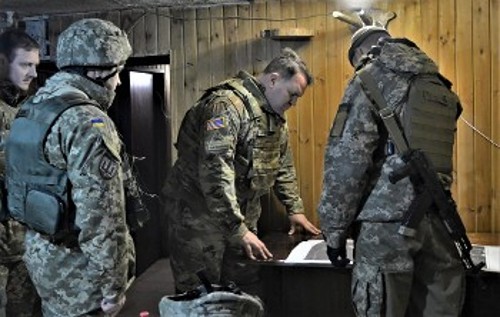 Αλλα 60 εκατ. δολάρια στρατιωτικής βοήθειας στέλνουν οι ΗΠΑ στην Ουκρανία (φωτ. Αμερικανός συνταγματάρχης, ακόλουθος της πρεσβείας των ΗΠΑ στο Κίεβο, σε επίσκεψή του στη «γραμμή επαφής» στο Ντονμπάς στα τέλη Νοέμβρη)