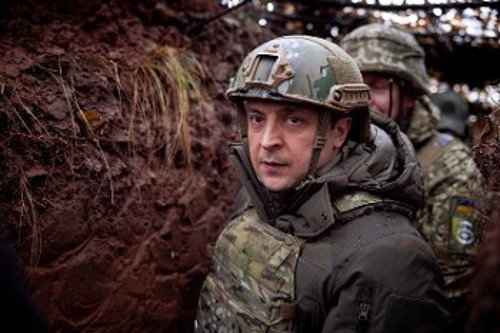 Από τις στρατιωτικές ασκήσεις της Ουκρανίας στη γραμμή αντιπαράθεσης με το Ντονμπάς στις 6 Δεκέμβρη, που επιθεώρησε και ο Πρόεδρος της χώρας Β. Ζελένσκι (σε πρώτο πλάνο)