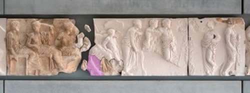 Η θέση στην οποία προσαρμόζεται το πόδι της θεάς Αρτέμιδας πάνω στον λίθο VI της ανατολικής ζωφόρου, χρωματισμένο για να ξεχωρίζει