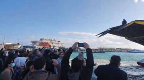 Από την πρόσφατη μαχητική κινητοποίηση στο λιμάνι της Χίου, που απέτρεψε να ξεφορτωθούν μηχανήματα έργου για τη δομή - φυλακή στο Θόλος