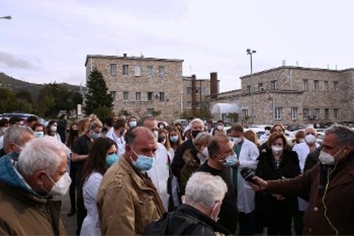 Από την προχτεσινή συγκέντρωση στο νοσοκομείο ενάντια στον περιορισμό της λειτουργίας του