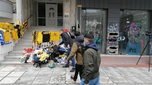 Αντιπροσωπεία της ΚΝΕ αφήνει λίγα λουλούδια στο σημείο όπου δολοφονήθηκε ο 19χρονος