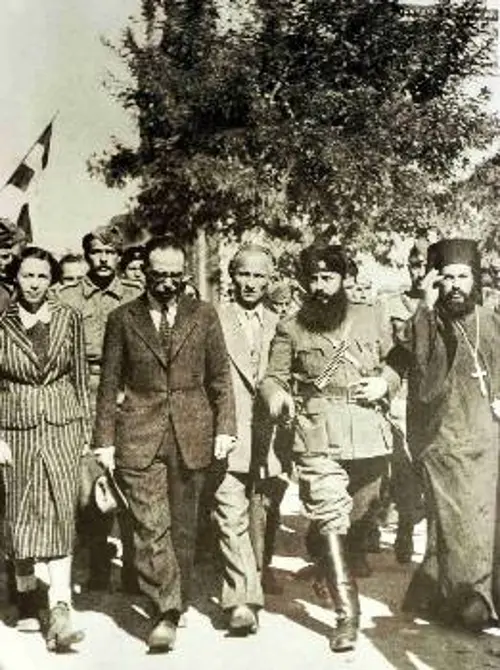 Λαμία. Πίσω και αριστερά από τον Αρη Βελουχιώτη, ο Τάκης Φίτσος, Γραμματέας του ΕΑΜ