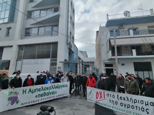 Λάρισα: Από τη συγκέντρωση στον ΕΛΓΑ