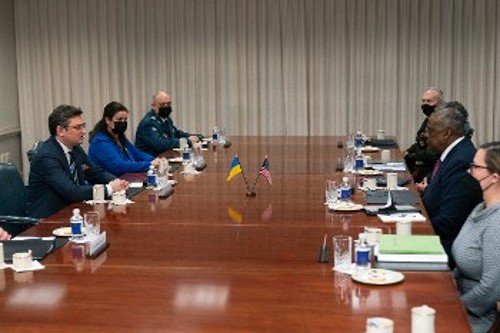 Με τον Αμερικανό υπουργό Αμυνας, Λ. Οστιν, συναντήθηκε χθες στο Πεντάγωνο ο Ουκρανός ΥΠΕΞ, Ντμ. Κουλέμπα, ενώ συνεχίζεται ο ΝΑΤΟικός εξοπλισμός του Κιέβου