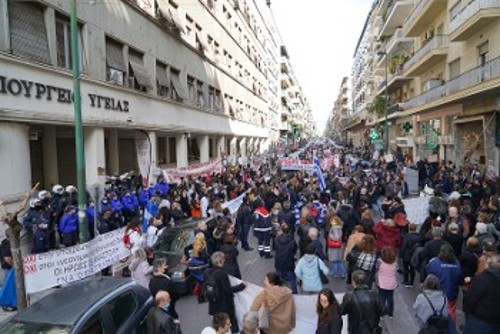 Από την πορεία και τη συγκέντρωση στο υπουργείο Υγείας