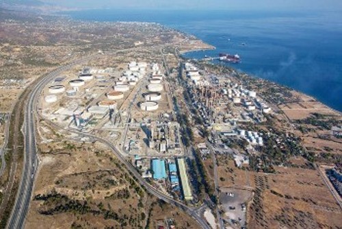 Τα διυλιστήρια πετρελαίου στους Αγ. Θεοδώρους, πολύ κοντά σε κατοικημένες περιοχές και στην κεντρική οδική αρτηρία