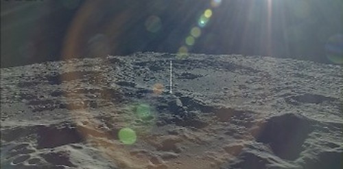 Η πεδιάδα Mars Australe στη Σελήνη, όπως φωτογραφήθηκε από τον ιαπωνικό σεληνιακό δορυφόρο «Kaguna» το 2007. Και η Σελήνη διαθέτει στην επιφάνειά της μεταλλικές ενώσεις με πολύ δραστικές μορφές οξυγόνου