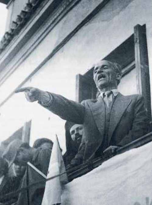 Ο Τάκης Φίτσος μιλάει από τον εξώστη στη Λαμία