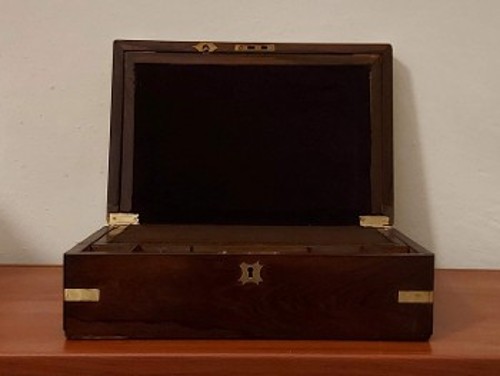 Η πατριώτισσα από την Ανδρο δεν αποχωρίστηκε ποτέ το μικρό κινητό της γραφείο, με θήκες για τα όργανα της γραφής. Ξενυχτούσε δίπλα του πολλά βράδια διαβάζοντας και γράφοντας